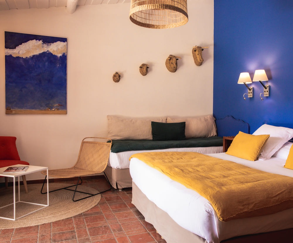 chambre d'hotel lit double et canapé lit