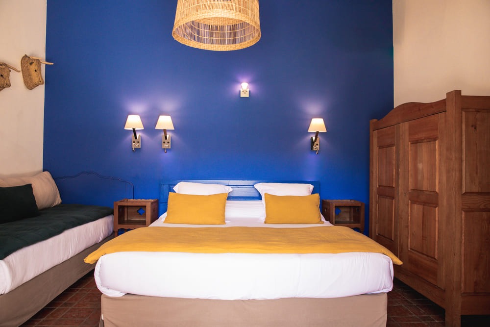 chambre d'hotel lit double et canapé lit