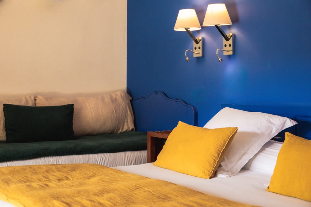 chambre d'hotel lit double et canapé lit