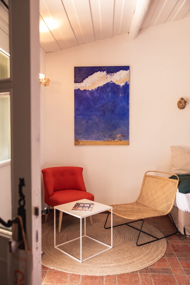chambre d'hotel avec petite table et chaises