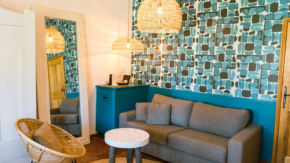 chambre d'hotel salon avec canapé