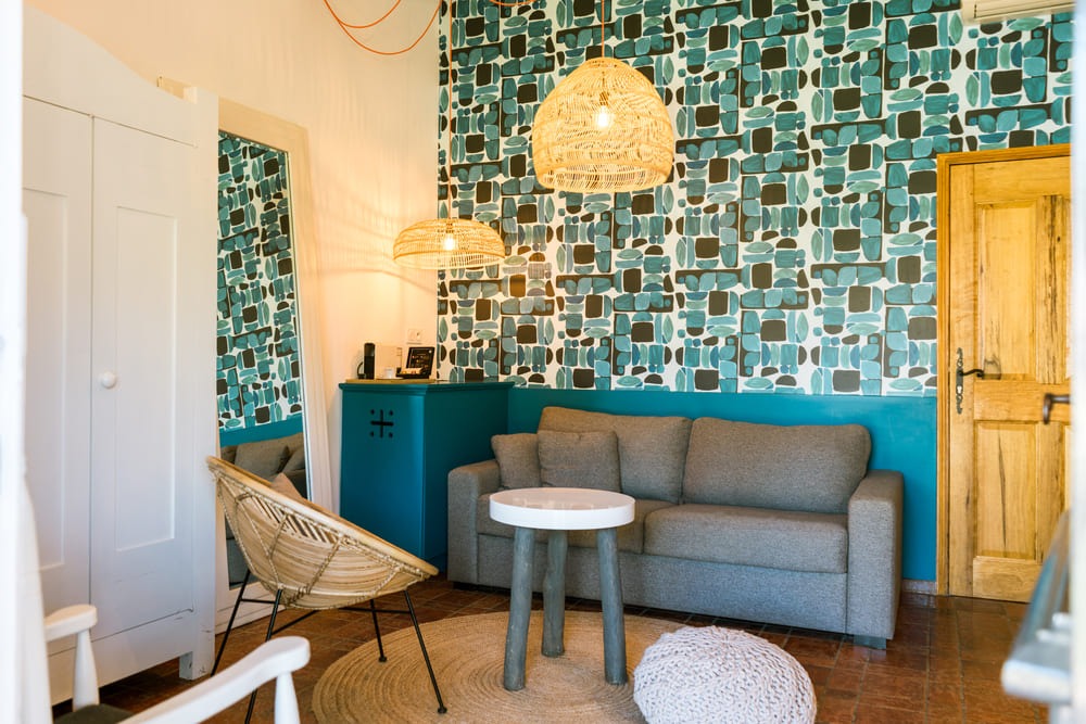 chambre d'hotel salon avec canapé
