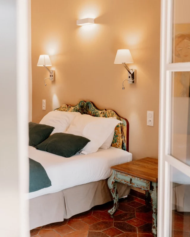 La chambre parfaite pour une escapade en amoureux ☀️
Grande salle de bain, terrasse privée…
Le spot idéal pour un café du matin sous le soleil de Camargue ✨

___

𝗛𝗼̂𝘁𝗲𝗹**** 𝗢𝘂𝘀𝘁𝗮𝘂 𝗖𝗮𝗺𝗮𝗿𝗴𝘂𝗲𝗻
Votre hôtel familiale en pleine Camargue
🔗 Réservation en ligne l lien en bio

#hotel #tourisme #famille #vacances #occitanie #grauduroi #france
#grauduroi #oustaucamarguen 

🖥️ @agence.foudre