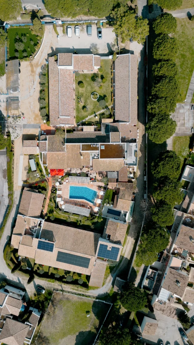L’hôtel vu du ciel,
sous le beau soleil de Camargue ☀️

___

𝗛𝗼̂𝘁𝗲𝗹**** 𝗢𝘂𝘀𝘁𝗮𝘂 𝗖𝗮𝗺𝗮𝗿𝗴𝘂𝗲𝗻
Votre hôtel familiale en pleine Camargue
🔗 Réservation en ligne l lien en bio

🖥️: @agence.foudre