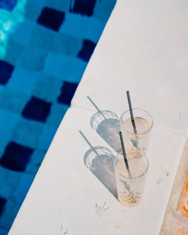 Un verre bien frais, le soleil qui chauffe doucement, et la piscine à portée de main. C’est ça, l’été à L’Oustau Camarguen 🌞

___

𝗛𝗼̂𝘁𝗲𝗹**** 𝗢𝘂𝘀𝘁𝗮𝘂 𝗖𝗮𝗺𝗮𝗿𝗴𝘂𝗲𝗻
Votre hôtel familial en pleine Camargue
🔗 Réservation en ligne l lien en bio

🖥️ @agence.foudre
