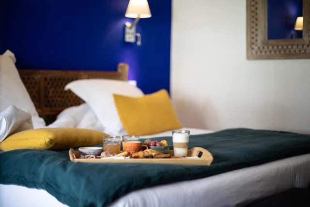 Le petit-déj, en chambre. C’est aussi ça, les vraies vacances ! ☕️

___

𝗛𝗼̂𝘁𝗲𝗹**** 𝗢𝘂𝘀𝘁𝗮𝘂 𝗖𝗮𝗺𝗮𝗿𝗴𝘂𝗲𝗻 🍋
Votre hôtel familial en pleine Camargue
🔗 Réservation en ligne l lien en bio