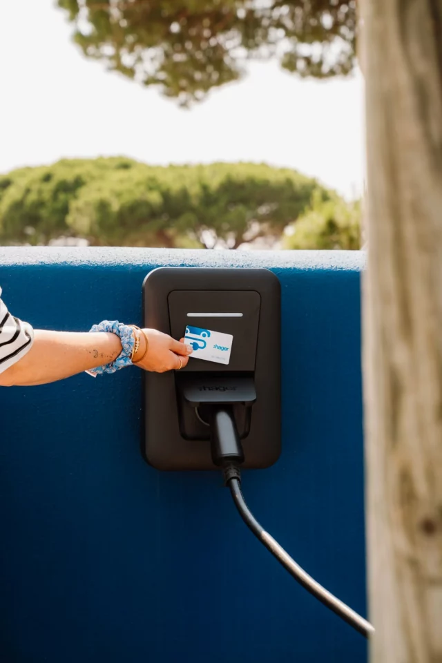 Venir à l’Oustau, c’est aussi pouvoir recharger les batteries, les vôtres, et celles de votre voiture électrique.

Des bornes sont à votre disposition sur le parking de l’hôtel.
Un petit geste de plus, pour un séjour plus doux 🌿

___

𝗛𝗼̂𝘁𝗲𝗹**** 𝗢𝘂𝘀𝘁𝗮𝘂 𝗖𝗮𝗺𝗮𝗿𝗴𝘂𝗲𝗻
Votre hôtel familial en pleine Camargue
🔗 Réservation en ligne l lien en bio

#hotel #occitanie #vacancesencamargue
#camargue #sud #france #hôtelcamargue

🖥️ @agence.foudre