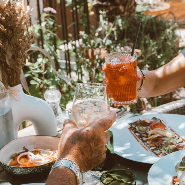 Parce que les meilleurs souvenirs commencent toujours autour d’un bon repas 💛

🕛 Tous les jours, midi & soir 
🔗 Réservation via Zenchef

—

LA TABLE 🍋 par @oustaucamarguen 
📍 Port-Camargue – Le Grau-du-Roi

#hotel #occitanie #vacancesencamargue
#camargue #sud #france #hôtelcamargue

📷 @maegalvezeyesight
