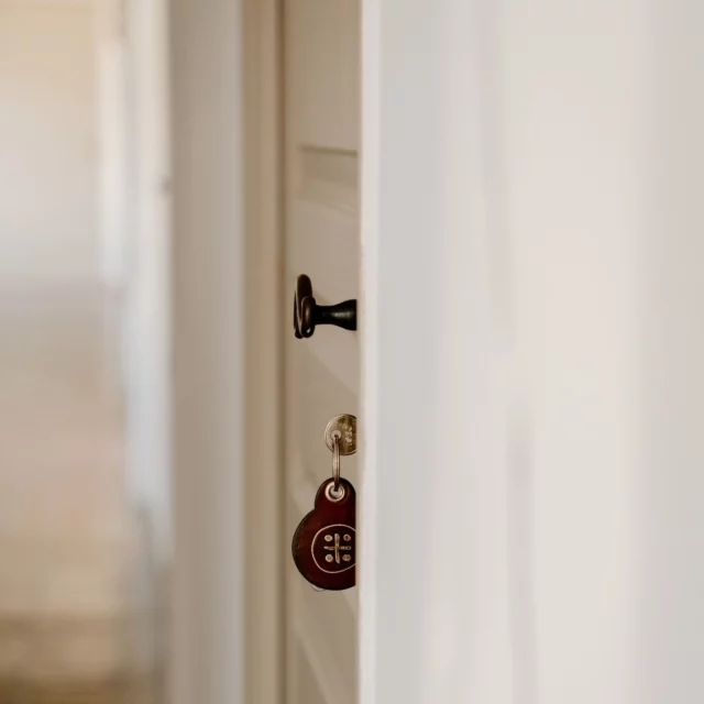 Pause détente 🐚

Nos chambres sont pensées comme de vrais petits cocons, parfaits pour se retrouver, se reposer et profiter à fond des vacances.

Que ce soit pour une sieste après la plage, une soirée jeux de société ou un petit-déj en pyjama, tout est prévu pour que vous vous sentiez comme à la maison… en mieux !

🧡 Envie de déconnecter ? Nos chambres n’attendent plus que vous !

___

𝗛𝗼̂𝘁𝗲𝗹**** 𝗢𝘂𝘀𝘁𝗮𝘂 𝗖𝗮𝗺𝗮𝗿𝗴𝘂𝗲𝗻
Votre hôtel familial en pleine Camargue
🔗 Réservation en ligne l lien en bio

#hotel #occitanie #vacancesencamargue
#camargue #sud #france #hôtelcamargue #teritoria