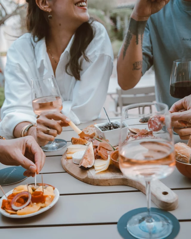 🥂 L’apéro, version Oustau 🌿

À l’Oustau Camarguen, les fins de journée prennent un goût tout particulier…
Autour d’une belle planche à partager — fromages affinés, charcuterie, tapenade et pain croustillant — laissez-vous porter par la douceur du Sud 🍷🧀

À savourer en terrasse, avec un verre de rosé bien frais et les éclats de rires en fond sonore.
Un moment simple, authentique… et terriblement gourmand !

___

𝗛𝗼̂𝘁𝗲𝗹**** 𝗢𝘂𝘀𝘁𝗮𝘂 𝗖𝗮𝗺𝗮𝗿𝗴𝘂𝗲𝗻
Votre hôtel familial en pleine Camargue
🔗 Réservation en ligne l lien en bio

#hotel #occitanie #vacancesencamargue
#camargue #sud #france #hôtelcamargue #teritoria

@maegalvezeyesight