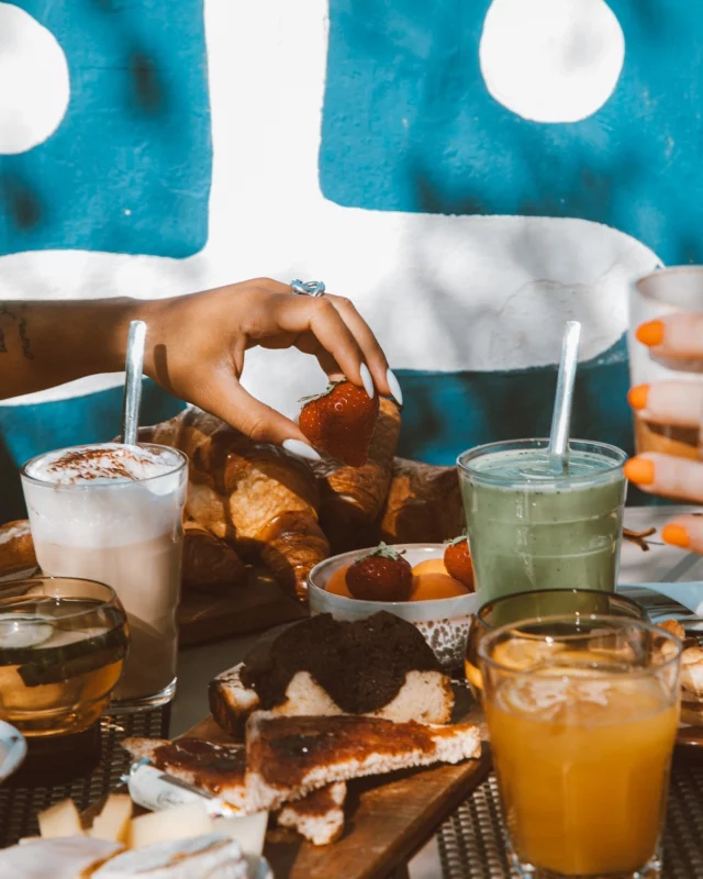 Ici, le matin commence en douceur, entre senteurs de café chaud, pain croustillant et lumière dorée sur les jardins 🥐

Notre petit-déjeuner vous attend avec une sélection de produits frais, locaux et faits maison, le plaisir d’un réveil qui sent bon les vacances ☀️

📍 Tous les jours, de 7h30 à 10h30
📞 Ouvert à tous, pas besoin d’être client de l’hôtel !

___

𝗛𝗼̂𝘁𝗲𝗹**** 𝗢𝘂𝘀𝘁𝗮𝘂 𝗖𝗮𝗺𝗮𝗿𝗴𝘂𝗲𝗻
Votre hôtel familial en pleine Camargue
🔗 Réservation en ligne l lien en bio

#hotel #occitanie #vacancesencamargue
#camargue #sud #france #hôtelcamargue #teritoria 

📷 @maegalvezeyesight